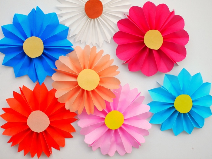 résultat final des fleurs en papier multicolores, idée activité manuelle primaire maternelle, bricolage facile
