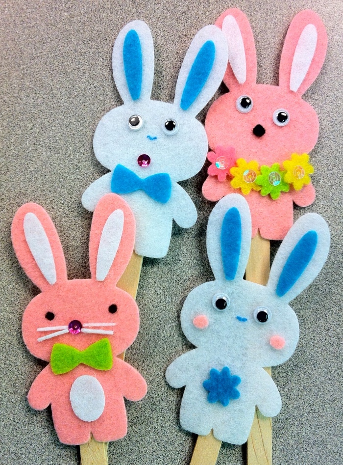 idée de bricolage enfant pour paques, un lapin en feutrine multicolore, des yeux mobiles, batonnets de glace