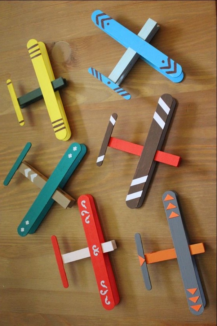 jouet avion fabriqué à partir de pince à linge et batonents de glace, activité manuelle maternelle primaire pour garçon