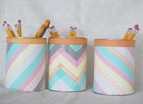 résultat final, pot a crayon diy, décoré de bandes de washi tape multicolores, activité manuelle primaire maternelle