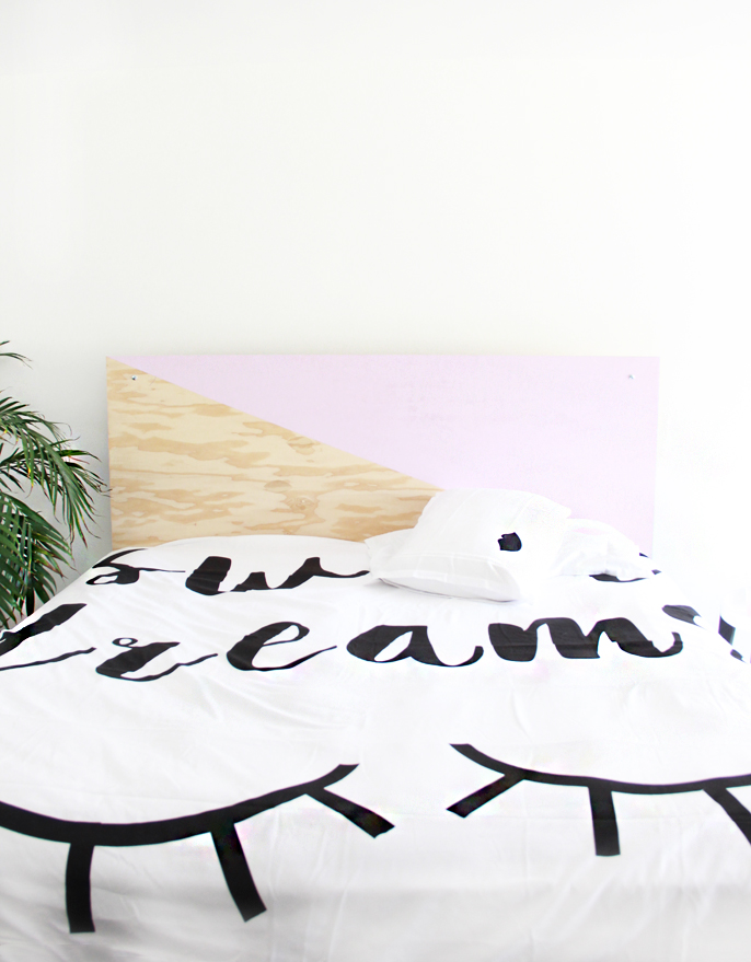 tete de lit a faire soi meme en bois contreplaqué, customisé à la peinture rose, linge de lit blanc, citation imprimé faites de beaux rêves