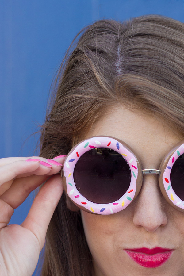 idée comment customiser ses lunettes de soleil, encadrement motif donut, rose décoré, activite manuelle adulte