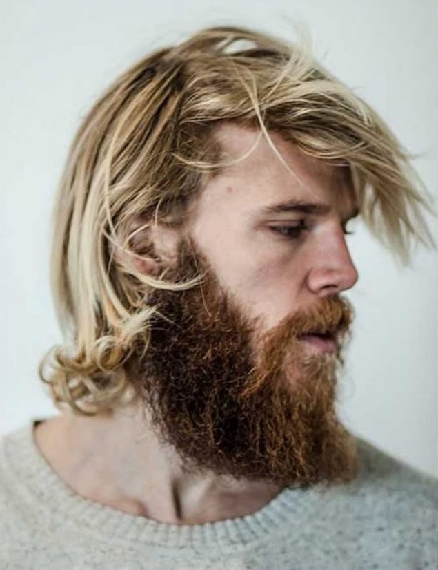 homme cheveux mi long blond avec barbe hipster style scandinave