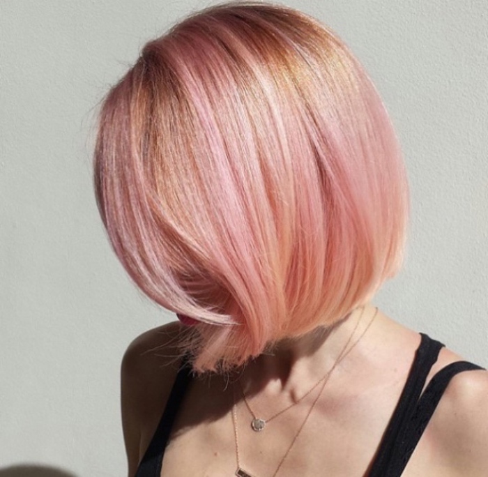 modèle de coiffure élégante, coloration rose extravagante, coupe carré court plongeant soft