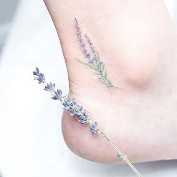 petit tatouage femme, cheville, fleur lavande, dessin coloré, idée de tatouage femme élégant