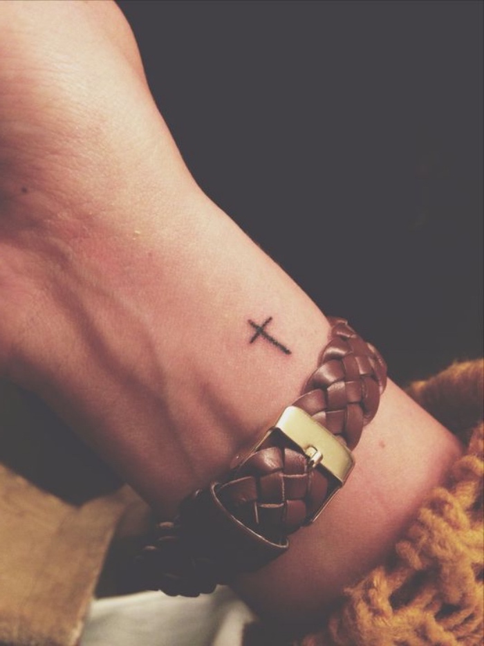 idée de tatouage poignet femme, tatouage petit croix simpliste, bracelet en cuir