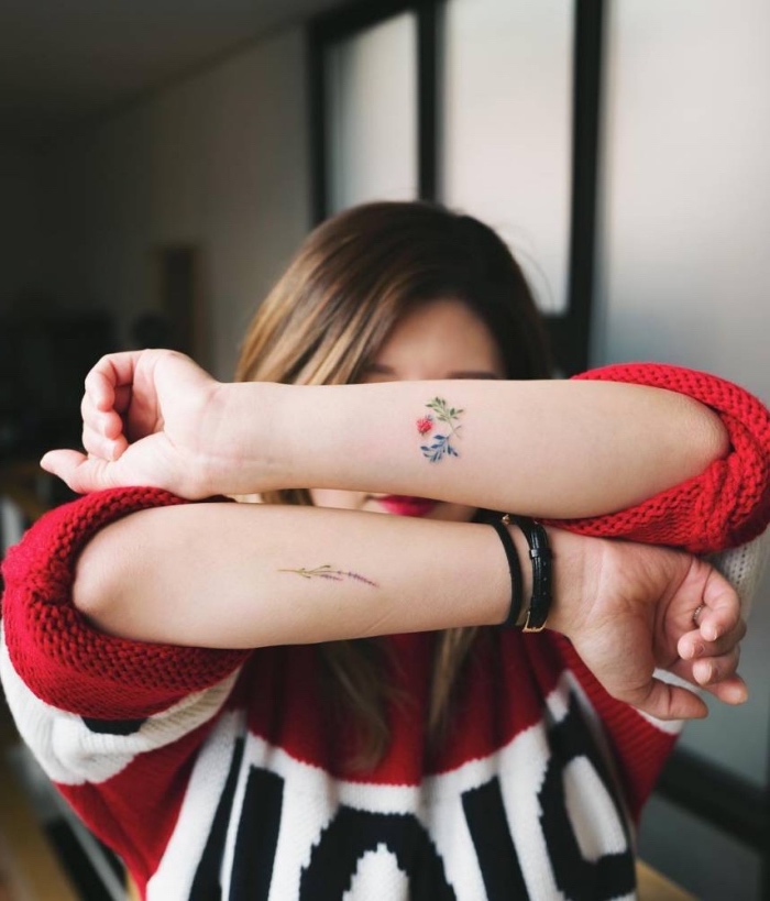 idée de petit tatouage femme sur l avant bras, motifs floraux, fleurs multicolores sur les deux bras