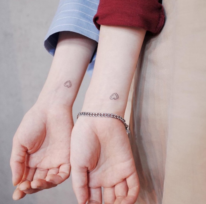 tatouage petit meilleure amie, coeur au poignet, idée de tatouage femme discret