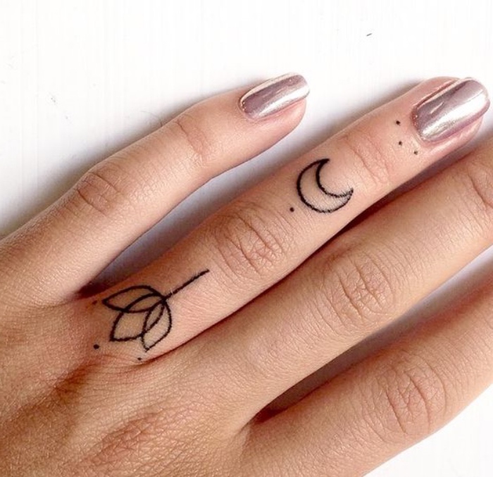 petit tatouage femme, doigt, phalanges, fleur, croissant de lune, simples points, idée de dessin encre noire