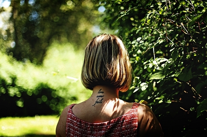 tatouage phrase inspirante sur la nuque, idée de tatouage feminine à la base de la nuque