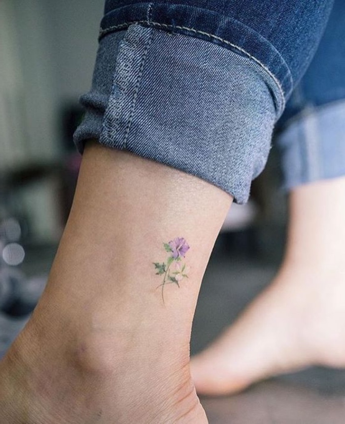 idée tatouage petite fleur lilas sur la cheville, idée de dessin floral sur peau coloré