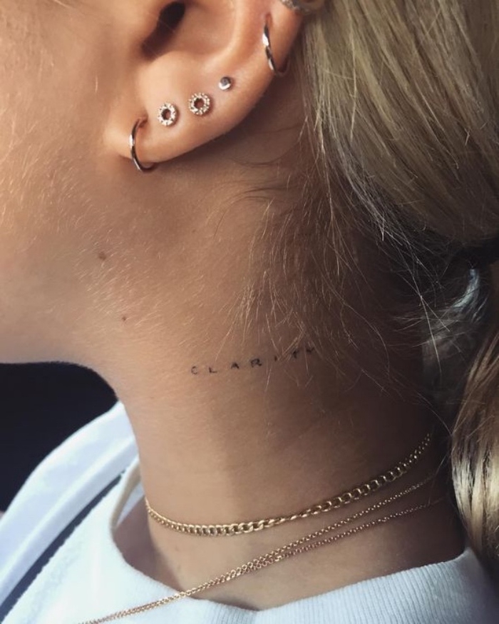 exemple de tatouage nuque femme, lettres écrites à l encre noire, modèle de tatouage petit minimaliste