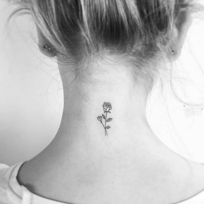 modèle de petit tatouage nuque femme, grande et petite rose, fille blonde, tattoo esthétique, discret
