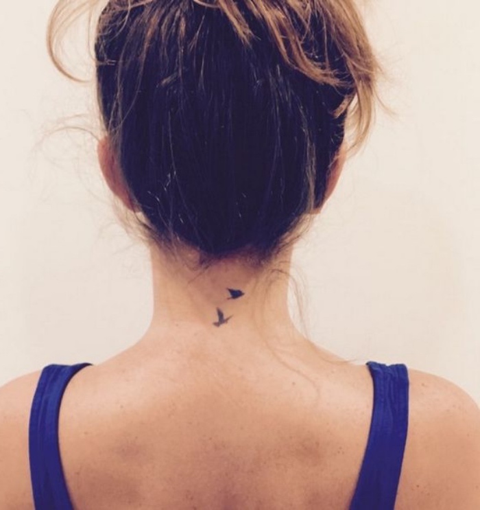 idée de petit tatouage nuque femme minimaliste, des silhouettes d oiseaux noirs, design épuré
