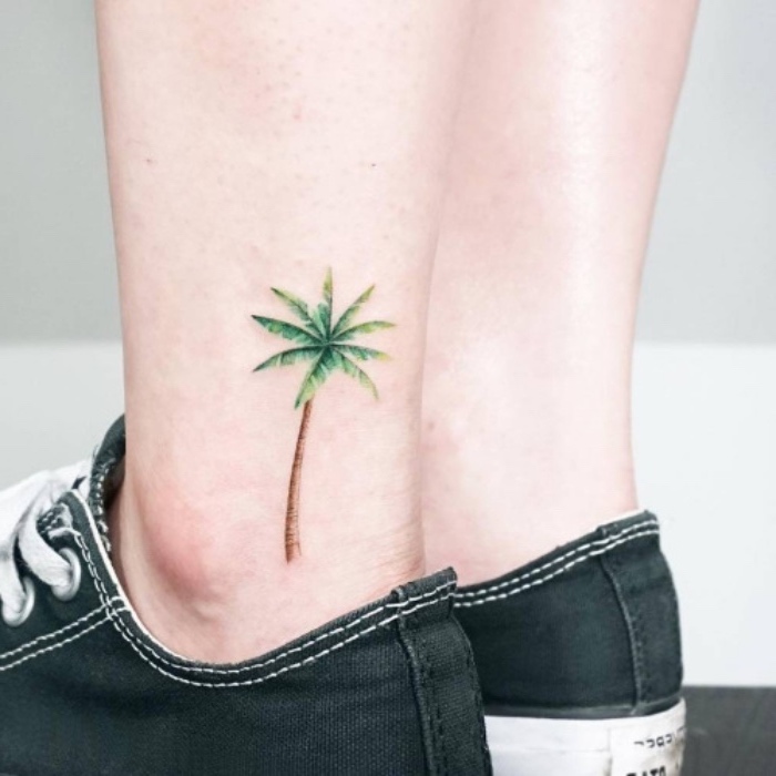 modèle de tatouage petit cheville, palmier coloré, vert et marron, tatouage femme esprit exotique