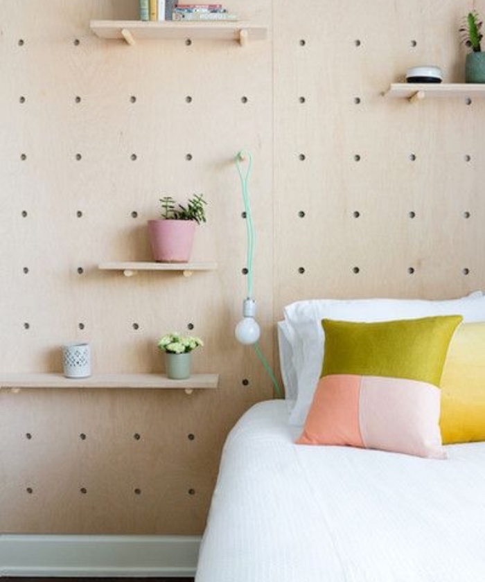 faire une tete de lit en panneau perforé avec des étagères rangement plantes et livres, coussins colorés et linge de lit blanc