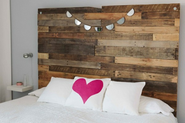 faire une tete de lit en palette à partir des planches d'une palette démontée, linge de lit blanc, coussin avec coeur rose