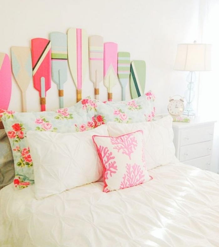 fabriquer une tete de lit en avirons colorées, taies d oreiller motifs floraux, shabby chic, linge de lit blanc, mur blanc