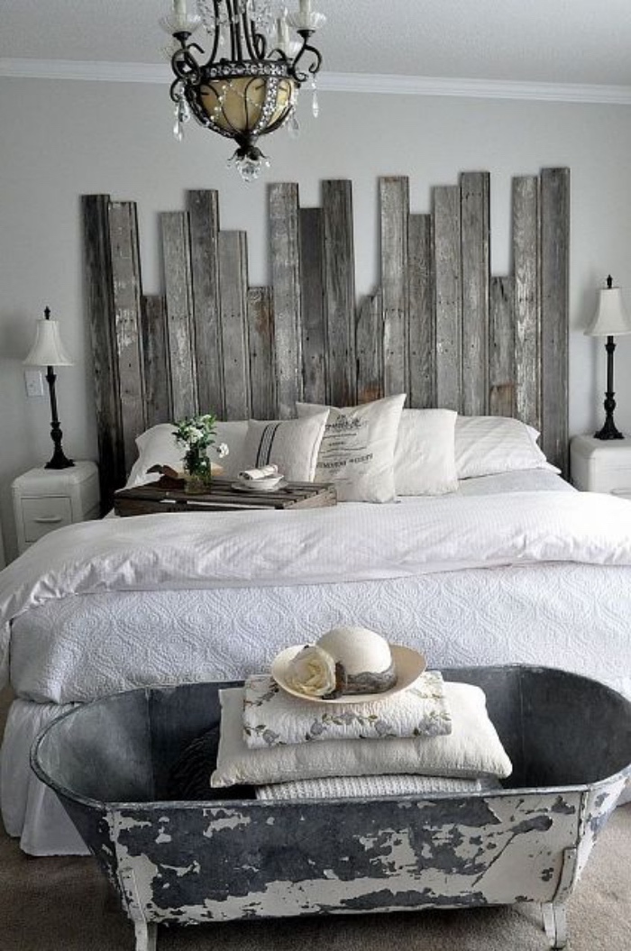 tete de lit en palette de bois, linge de lit blanc, lustre, bout de lit baignoire, tapis gris, bricolage intéressant, chambre campagne chic 