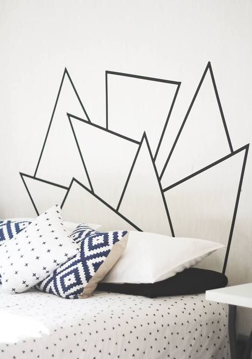 faire une tete de lit en washi tape, figures géométriques, linge de lit blanc, noir et bleu, diy deco chambre scandinave