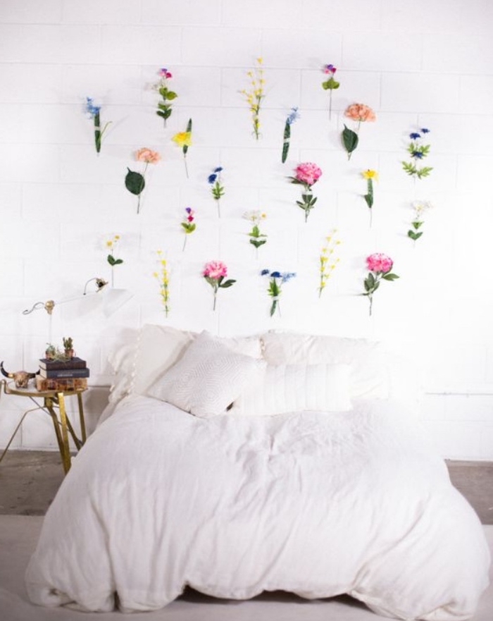 faire une tete de lit florale, des fleurs fraiches collées derrière un lit, linge de lit blanc, idée deco charmante