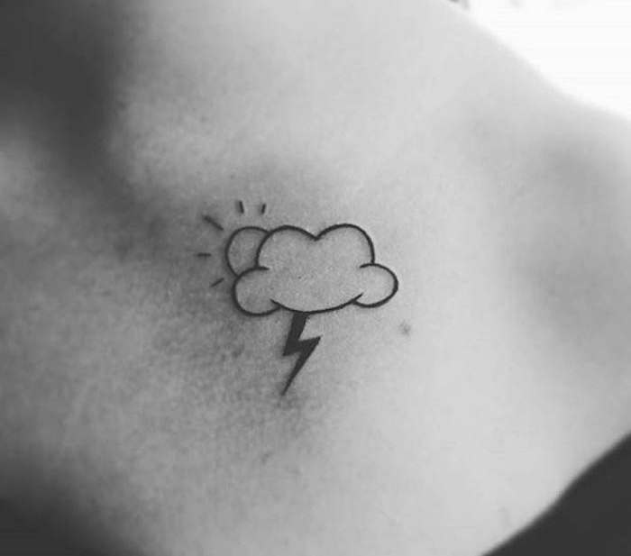 petit tatouage épaule femme nuage soleil éclair idée tattoo clavicule