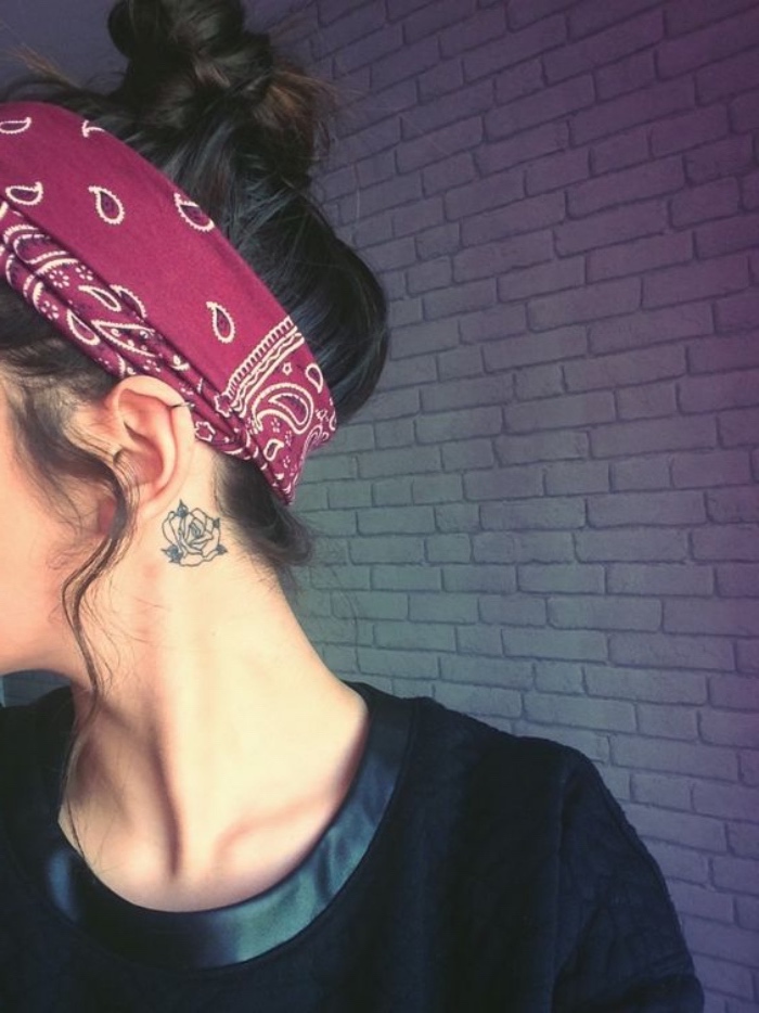 petit tatouage femme, derrière oreille, une rose aux contours noirs, bandeau de tête, cheveux chatains