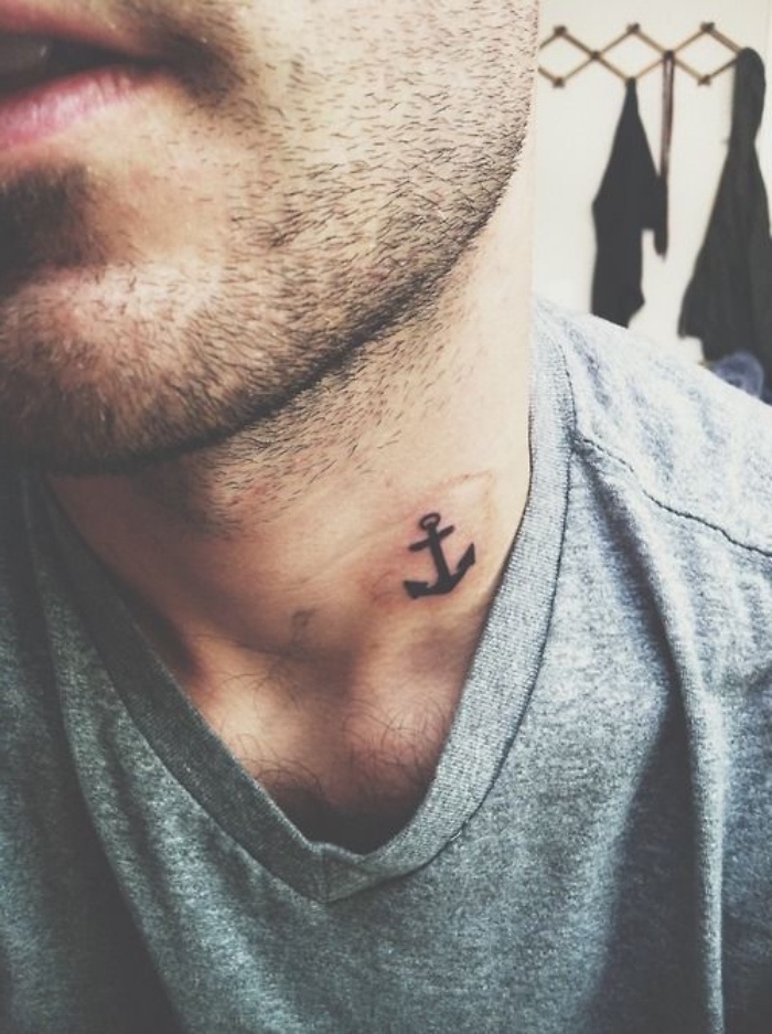 petit tatouage homme nuque, une ancre noire, idée tatouage minimaliste pour lui