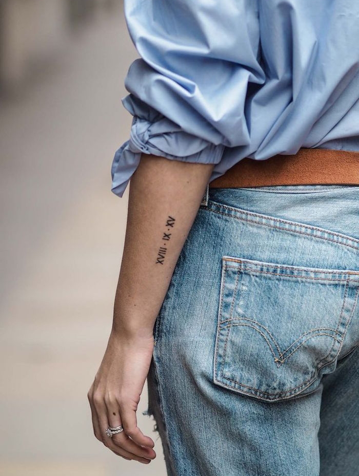 chiffre romain tattoo idée petit tatouage femme avant bras date de naissance