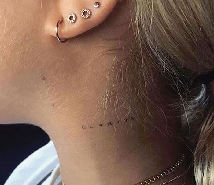 tatouage nuque douleur tattoo féminin discret mot tatouer phrase cou