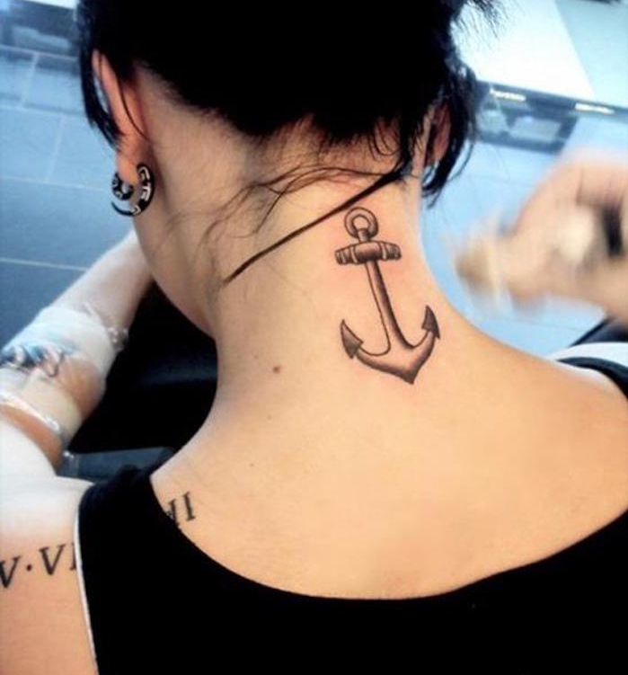 tatoo coup tatouage cou epaule femme ancre marine idée tattoo a la nuque