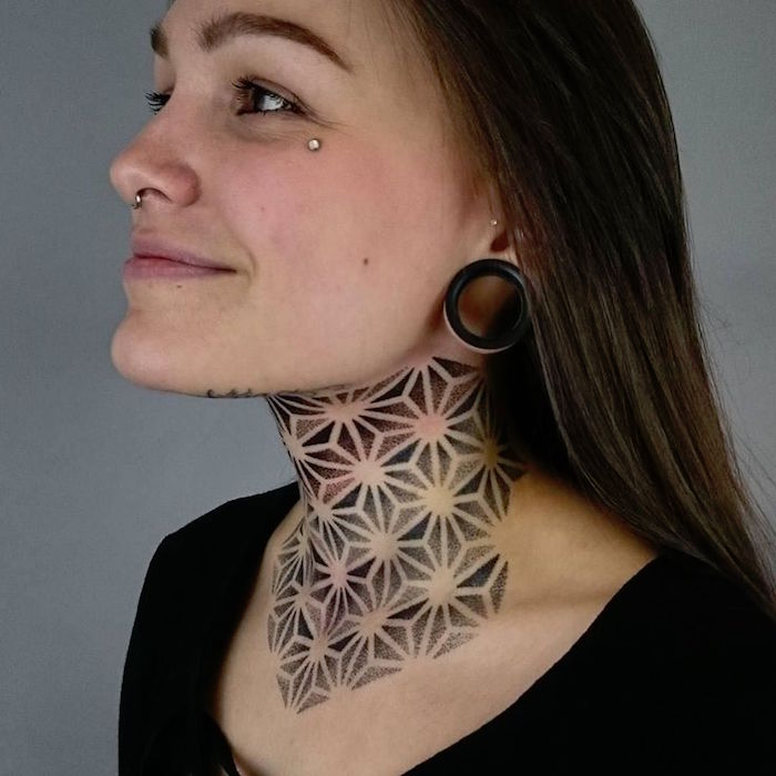 tatouage sur le cou femme tattoo mandala pointillés nuque poitrine dotwork