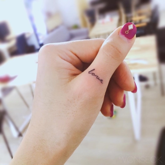 idée de petit tatouage femme sur le doigt, phalange, lettres, le mot amour écrit à l encre noire