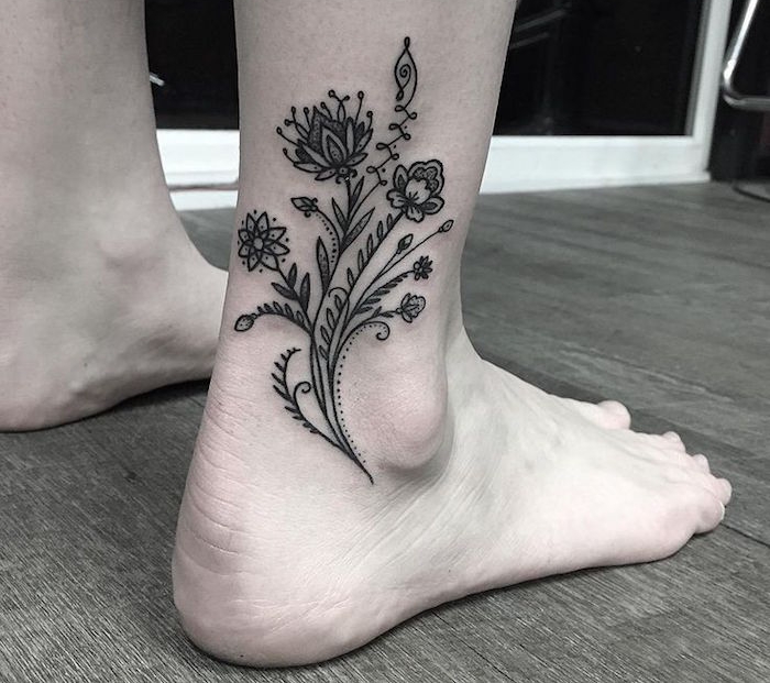 bouquet de fleurs tattoo fleur sur le pied ou tatouage sur cheville