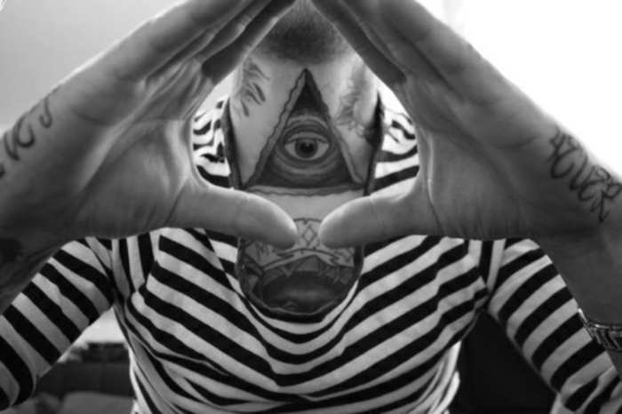 tatouage sur le cou homme pyramide tattoo oeil illuminati sur la gorge
