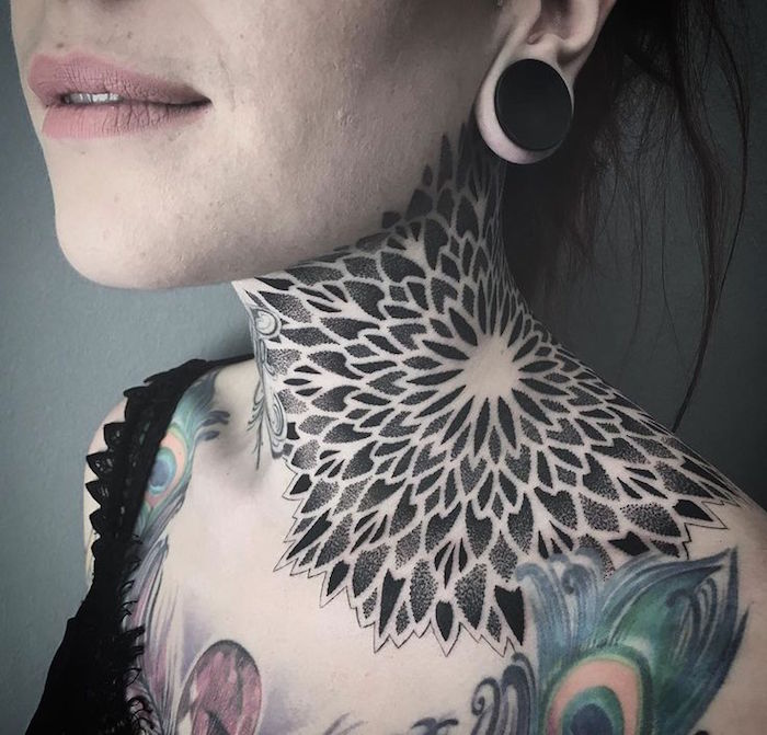 tatoo cou femme mandala rosace tatouage sur nuque et epaule