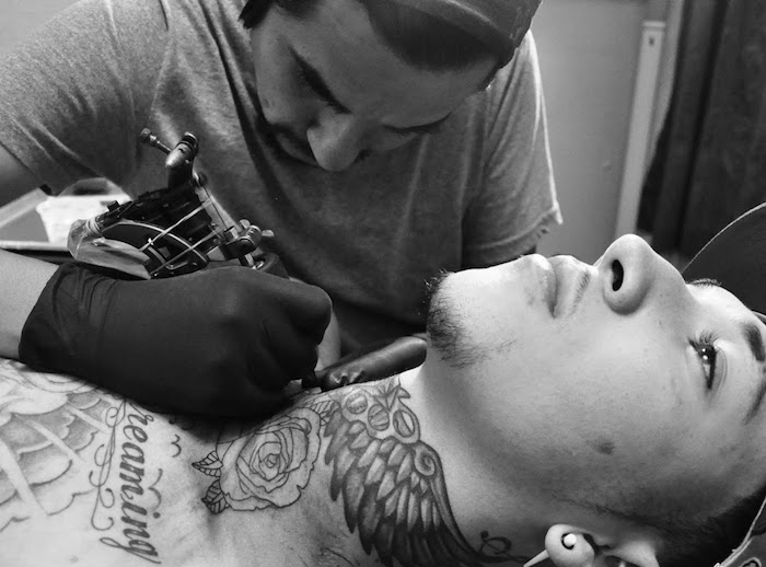 tatoo nuque tatouages nuque tatoueur ailes sur le cou homme style vintage latino