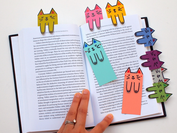 tutoriel pour fabriquer une marque page diy, motif chat dessiné sur du papier coloré, activité manuelle primaire