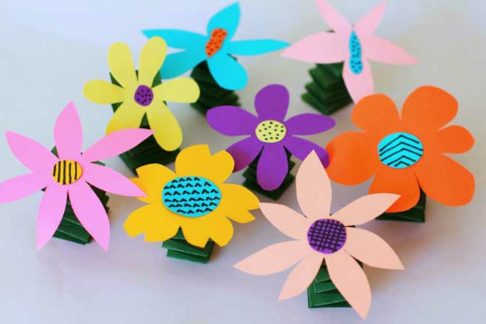 fabriquer des fleurs en papier multicolores avec des tiges ressort, activité manuelle maternelle, bricolage facile