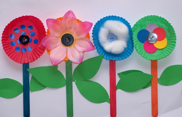 des fleurs fabriquées à partir de batonnets de glace repeints e moules a muffins, coton et boutons, activité créative, bricolage enfant