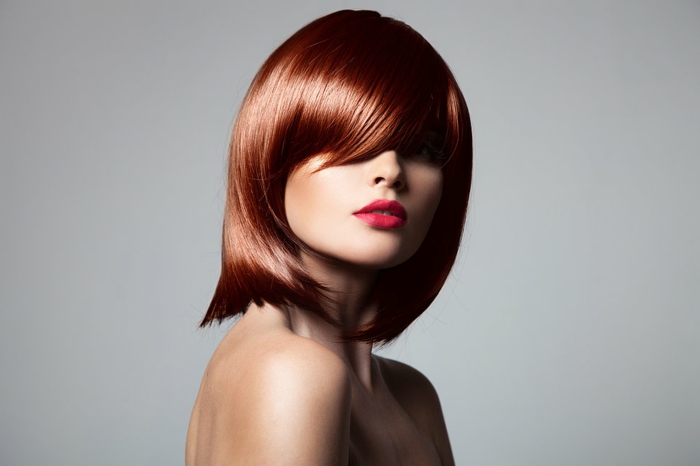  couleur de cheveux, lèvres rouges, coupe carré femme, comment choisir sa couleur de cheveux, cheveux cuivré