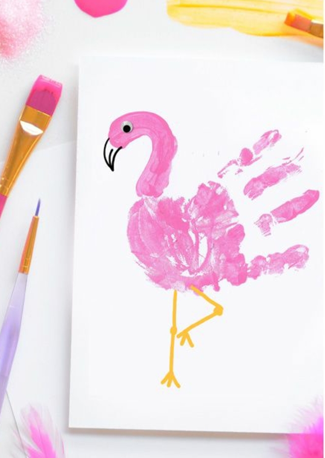 idée de dessin flamant rose avec empreinte de main, des yeux mobiles, activité manuelle primaire maternelle