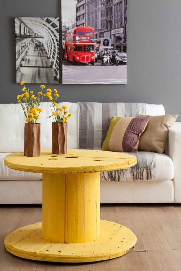 touret bois table repeinte en jaune, vases de fleur en bois sculpté, canapé blanc et coussins multicolores, panneaux decoratifs paysages Londres
