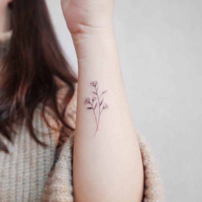 Petit tatouage femme tatoo femme modele pour tatouage fleurs mignons cool idée comment se tatouer la main