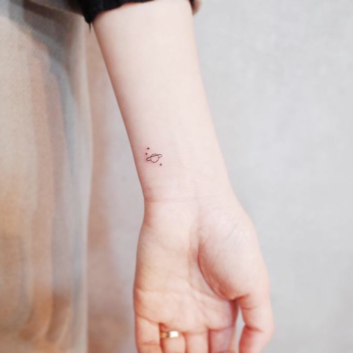 Beaux tatouages idee de tatouage pour femme idée les planètes