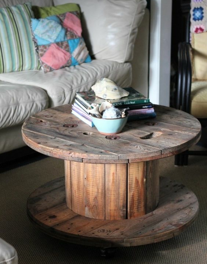 touret deco, que faire avec un touret, une table basse bois brut, pile de livres, decoration esprit bord de mer, canapé en cuir blanc cassé