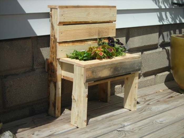 idée de jardiniere en palette dans une chaise en bois, plantes, fleurs, palette de bois brut, decoration exterieure