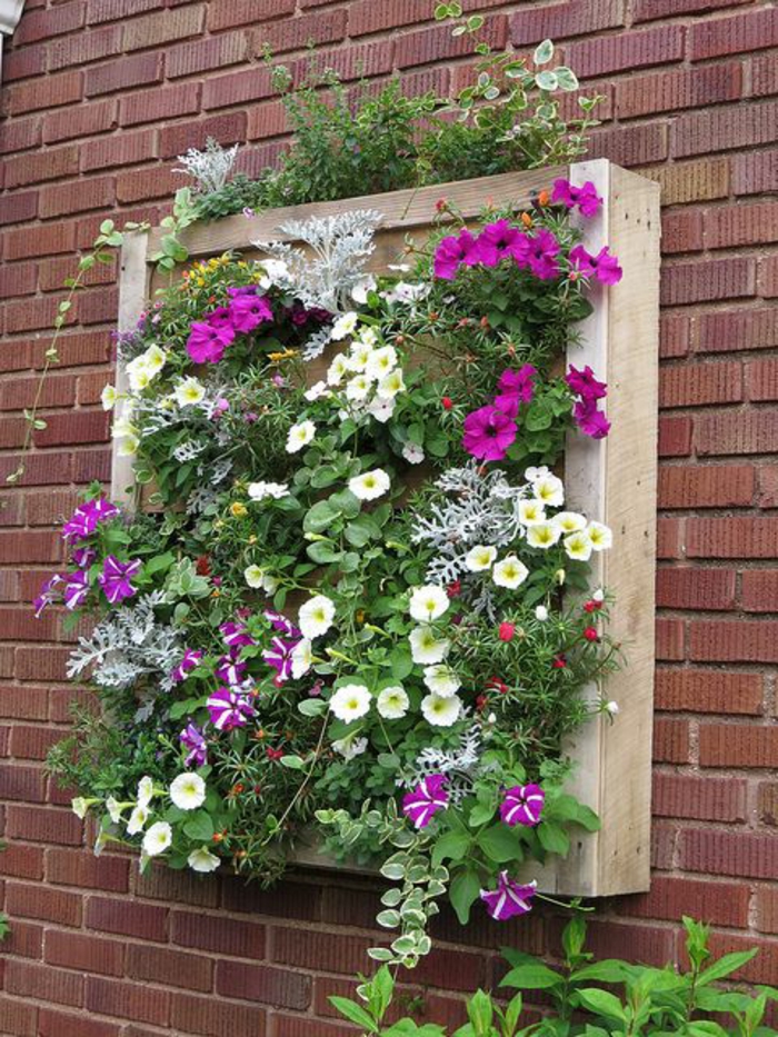 exemple de jardiniere palette, mur vegetal, constitué de plantes, des fleurs et pétunias, decoration mur exterieur