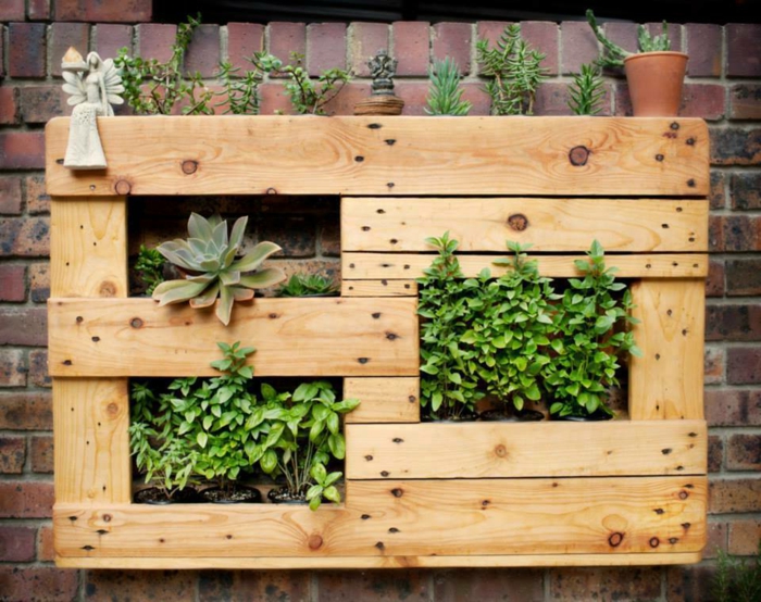 mur vegetal palette, jardiniere en palette à faire soi meme, jardin aromatique, succulents et autres plantes vertes, mur en briques
