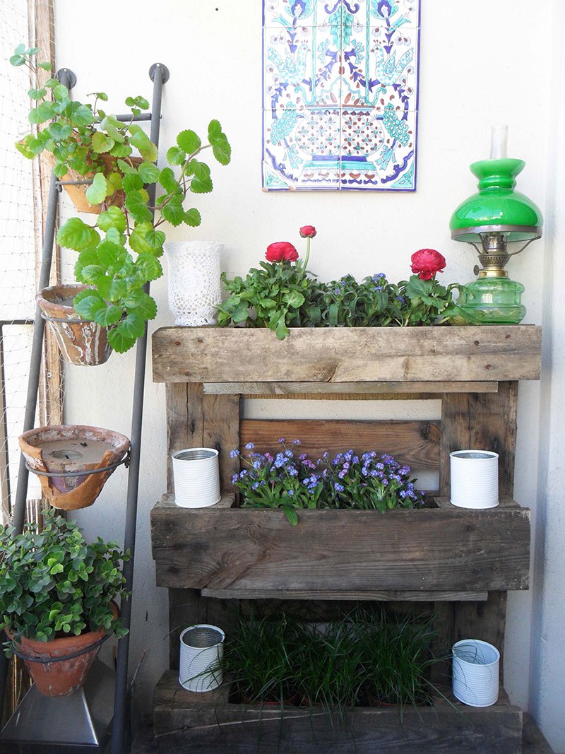 jardiniere palette à trois étages en bois brut, des boites de conserve, repeintes en blanc, rangement fleurs, decoration murale exterieure